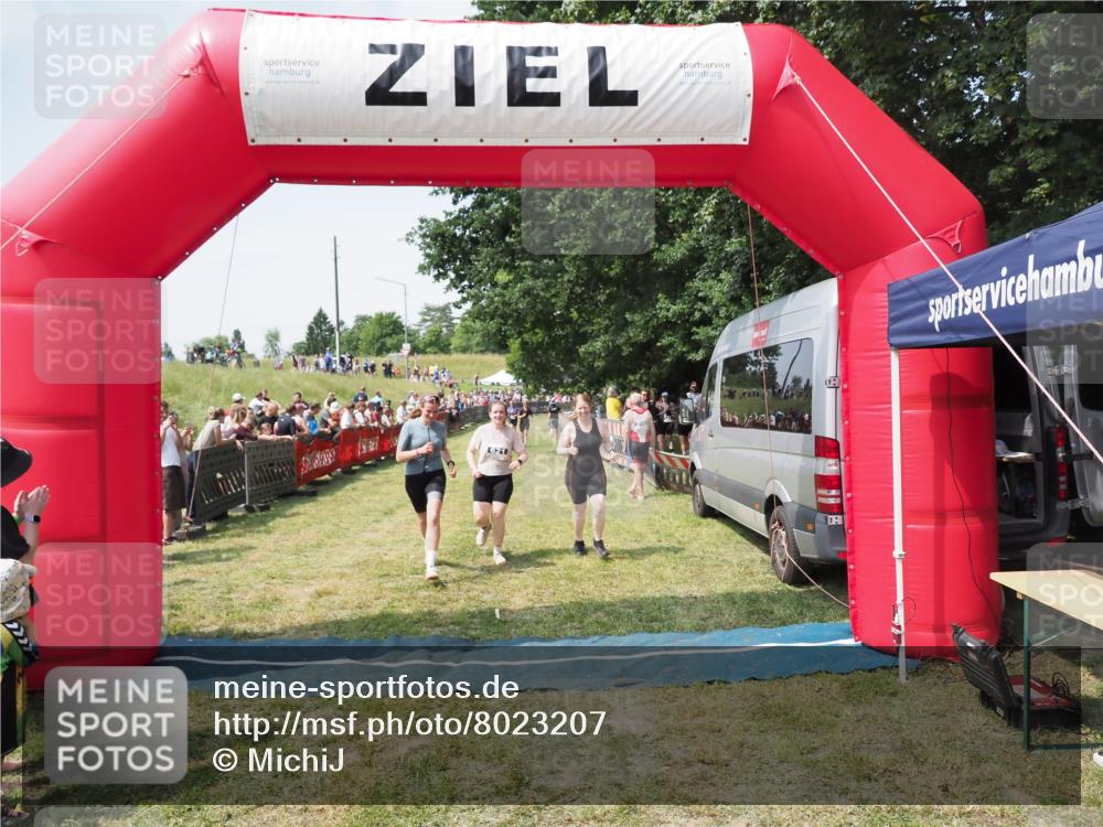 21.06.2025 - 27. Vierlanden-Triathlon MichiJ http://msf.ph/oto/8023207 15.06.2026 11:39:08 Ziel 621 meine-sportfotos.de