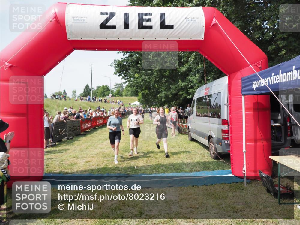 21.06.2025 - 27. Vierlanden-Triathlon MichiJ http://msf.ph/oto/8023216 15.06.2026 11:39:08 Ziel 621 meine-sportfotos.de