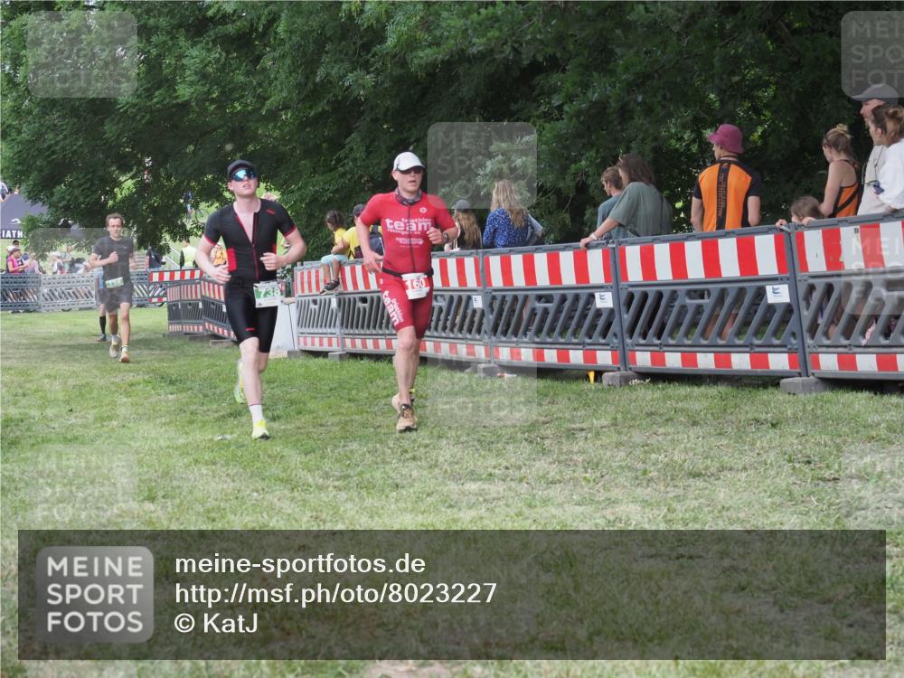 21.06.2025 - 27. Vierlanden-Triathlon KatJ http://msf.ph/oto/8023227 15.06.2025 13:23:13 Ziel 160, 714, 738 meine-sportfotos.de