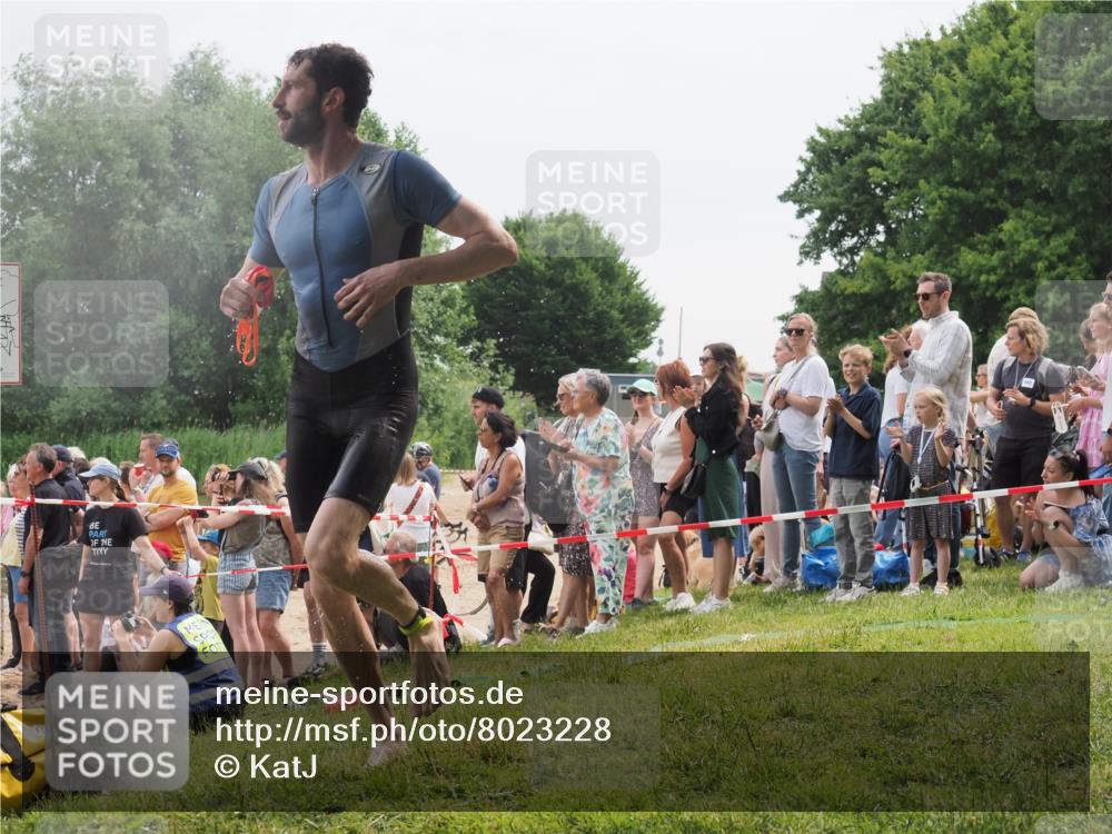 15.06.2025 - 27. Vierlanden-Triathlon KatJ http://msf.ph/oto/8023228 15.06.2025 10:56:01 Schwimmen 683, 733 meine-sportfotos.de