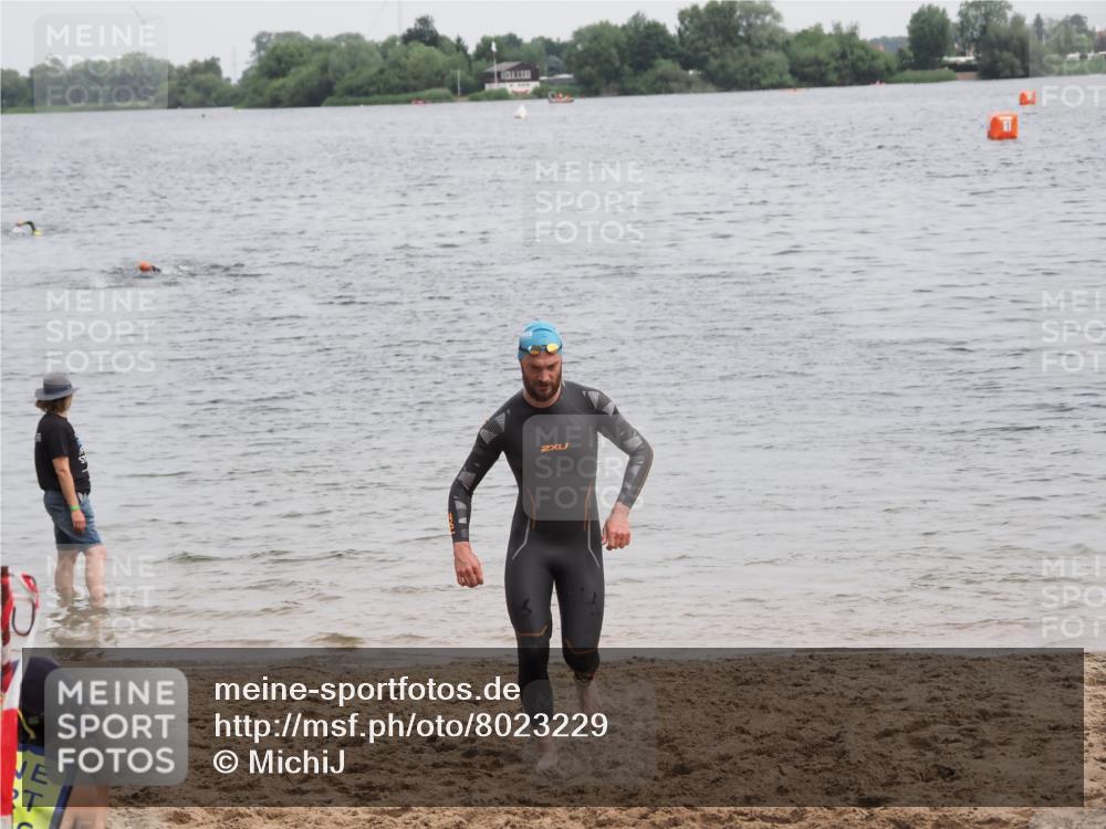 21.06.2025 - 27. Vierlanden-Triathlon MichiJ http://msf.ph/oto/8023229 15.06.2026 10:53:58 Schwimmen 650, 757 meine-sportfotos.de