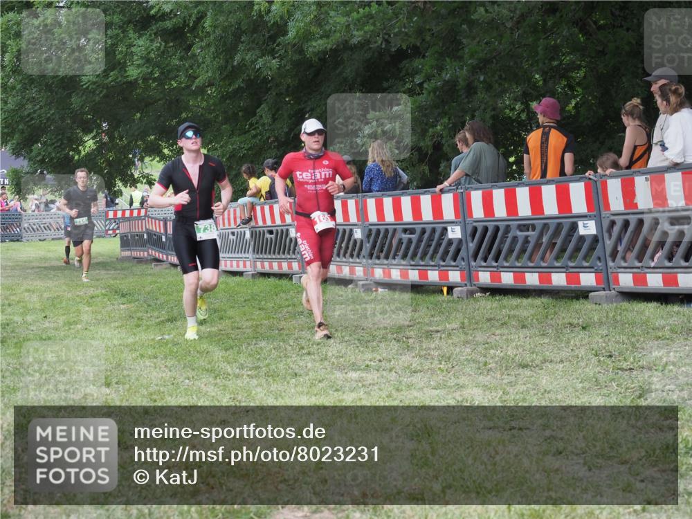 21.06.2025 - 27. Vierlanden-Triathlon KatJ http://msf.ph/oto/8023231 15.06.2025 13:23:13 Ziel 160, 714, 738 meine-sportfotos.de