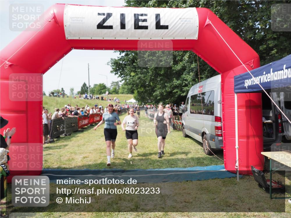21.06.2025 - 27. Vierlanden-Triathlon MichiJ http://msf.ph/oto/8023233 15.06.2026 11:39:09 Ziel 621 meine-sportfotos.de