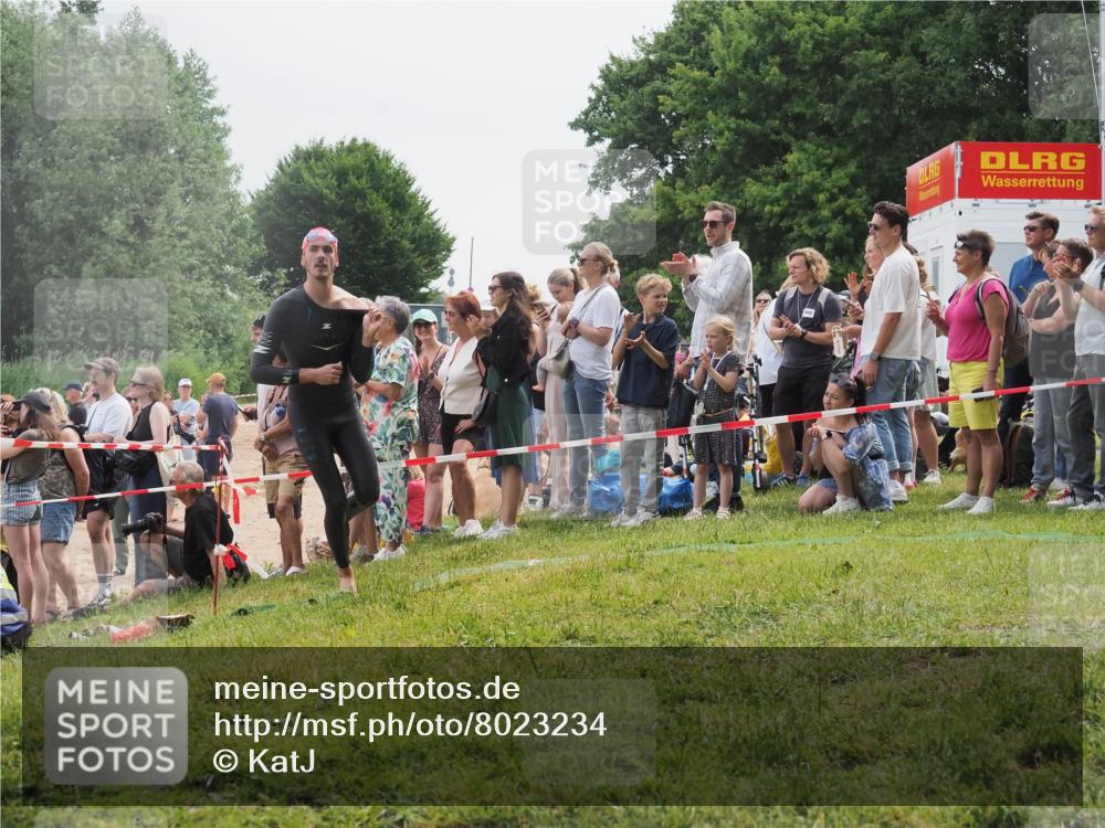 15.06.2025 - 27. Vierlanden-Triathlon KatJ http://msf.ph/oto/8023234 15.06.2025 10:56:06 Schwimmen 683, 733 meine-sportfotos.de