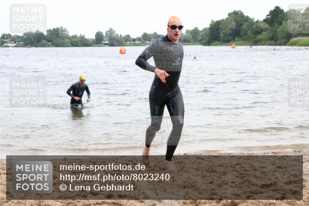 15.06.2025 - 27. Vierlanden-Triathlon Lena Gebhardt http://msf.ph/oto/8023240 15.06.2025 10:52:20 Schwimmen 652, 682, 693, 759 meine-sportfotos.de