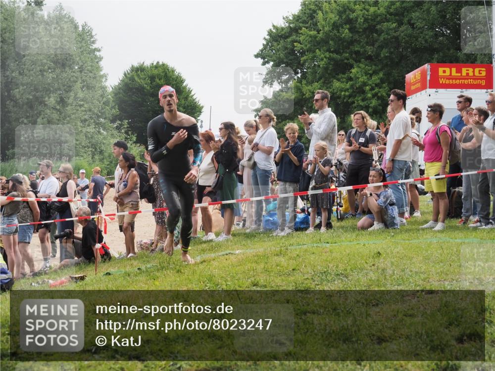 15.06.2025 - 27. Vierlanden-Triathlon KatJ http://msf.ph/oto/8023247 15.06.2025 10:56:07 Schwimmen 683, 733 meine-sportfotos.de