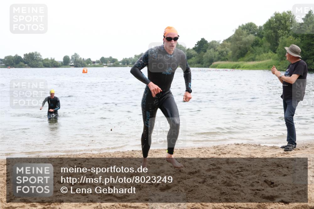 15.06.2025 - 27. Vierlanden-Triathlon Lena Gebhardt http://msf.ph/oto/8023249 15.06.2025 10:52:21 Schwimmen 652, 682, 693, 759 meine-sportfotos.de