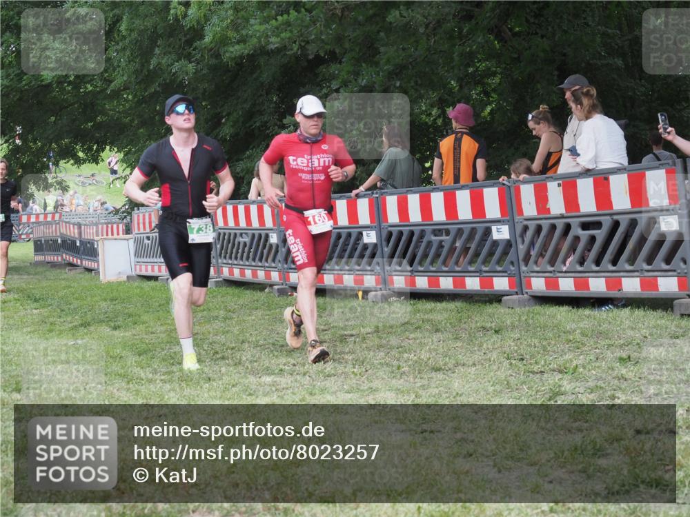 21.06.2025 - 27. Vierlanden-Triathlon KatJ http://msf.ph/oto/8023257 15.06.2025 13:23:14 Ziel 160, 714, 738 meine-sportfotos.de
