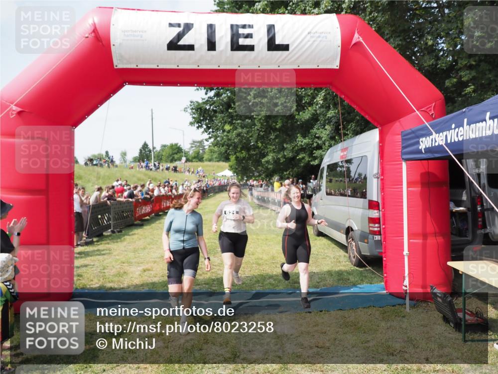 21.06.2025 - 27. Vierlanden-Triathlon MichiJ http://msf.ph/oto/8023258 15.06.2026 11:39:09 Ziel 621 meine-sportfotos.de