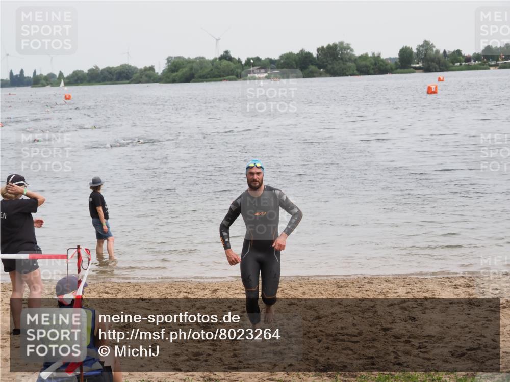 21.06.2025 - 27. Vierlanden-Triathlon MichiJ http://msf.ph/oto/8023264 15.06.2026 10:53:58 Schwimmen 650, 757 meine-sportfotos.de