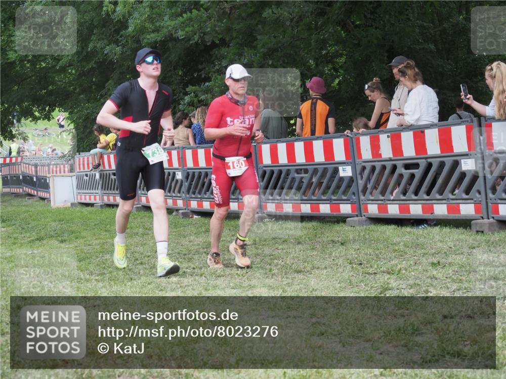 21.06.2025 - 27. Vierlanden-Triathlon KatJ http://msf.ph/oto/8023276 15.06.2025 13:23:14 Ziel 160, 714, 738 meine-sportfotos.de