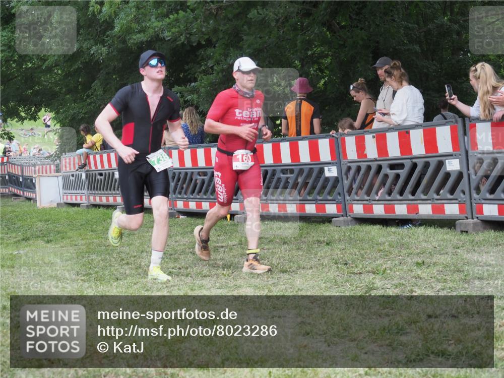 21.06.2025 - 27. Vierlanden-Triathlon KatJ http://msf.ph/oto/8023286 15.06.2025 13:23:14 Ziel 160, 714, 738 meine-sportfotos.de