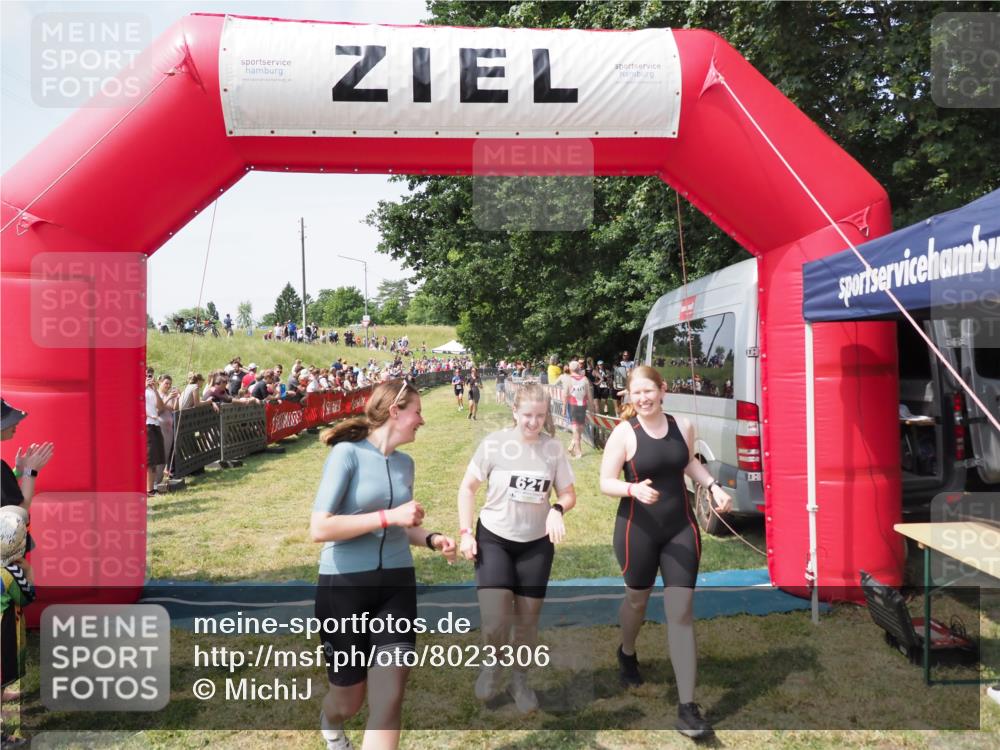21.06.2025 - 27. Vierlanden-Triathlon MichiJ http://msf.ph/oto/8023306 15.06.2026 11:39:10 Ziel 621 meine-sportfotos.de