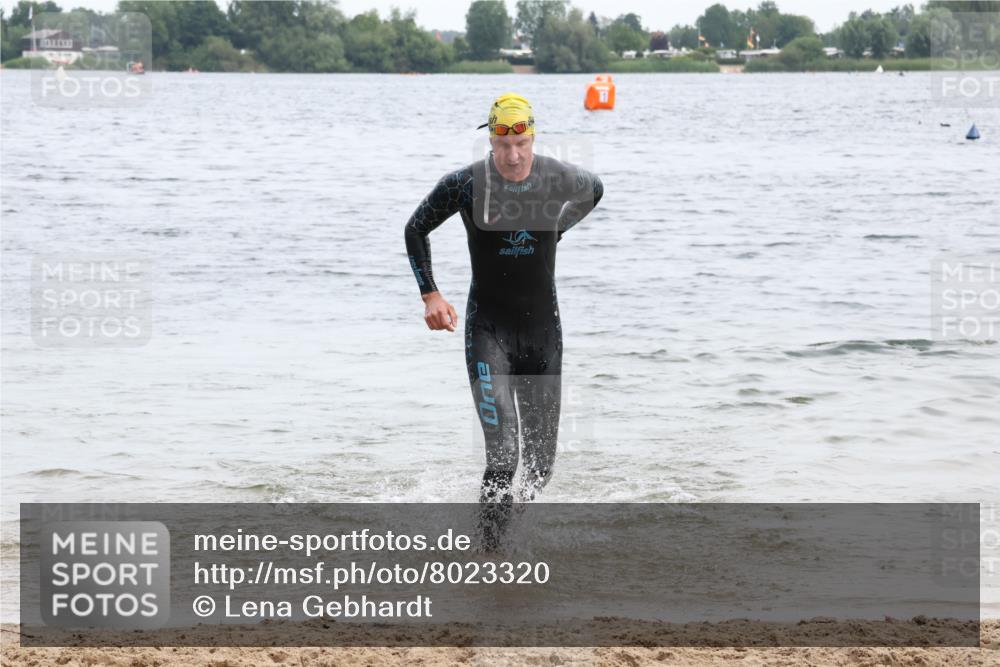 15.06.2025 - 27. Vierlanden-Triathlon Lena Gebhardt http://msf.ph/oto/8023320 15.06.2025 10:52:25 Schwimmen 652, 682, 759 meine-sportfotos.de