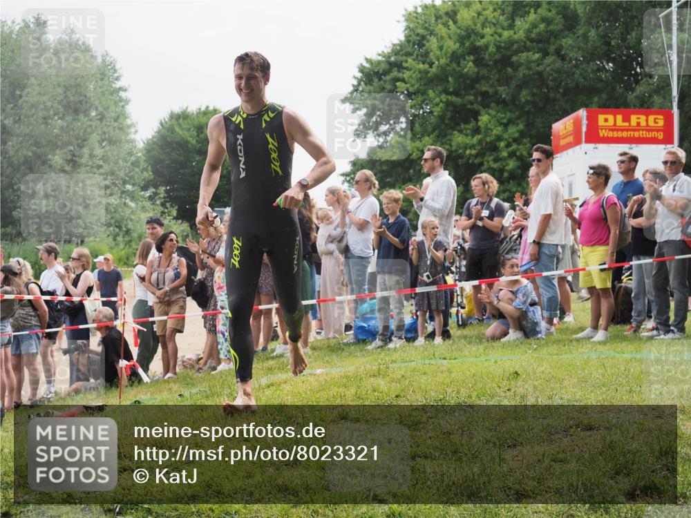 15.06.2025 - 27. Vierlanden-Triathlon KatJ http://msf.ph/oto/8023321 15.06.2025 10:56:15 Schwimmen 702, 716, 733 meine-sportfotos.de