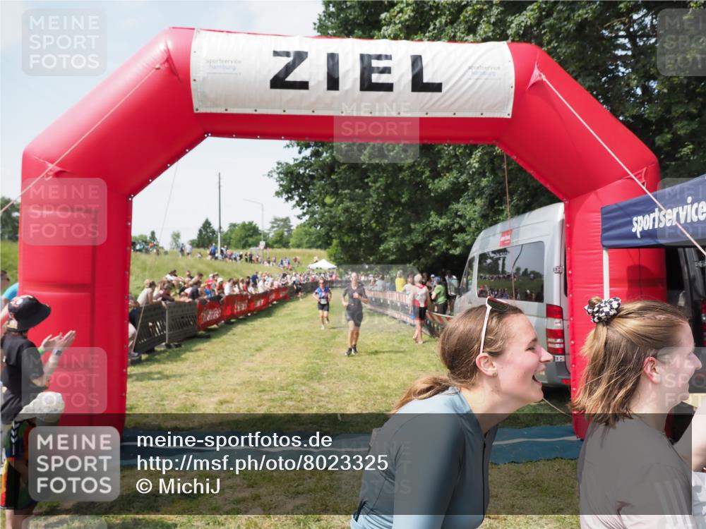 21.06.2025 - 27. Vierlanden-Triathlon MichiJ http://msf.ph/oto/8023325 15.06.2026 11:39:14 Ziel 489, 536, 621 meine-sportfotos.de