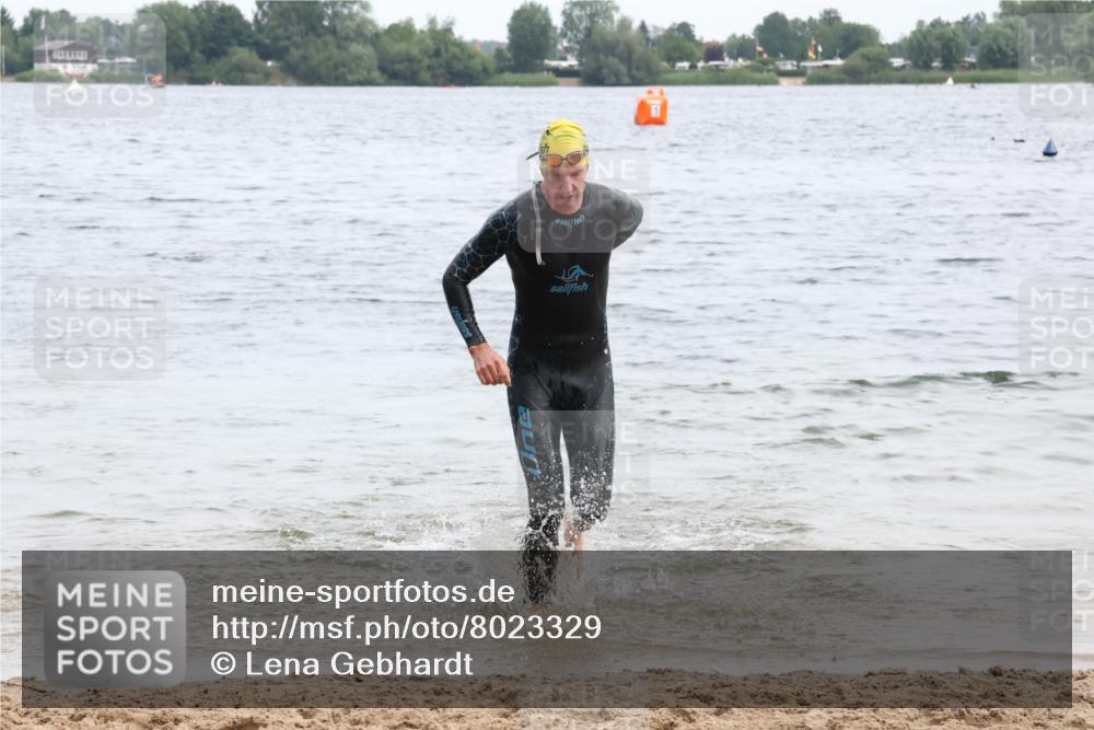 15.06.2025 - 27. Vierlanden-Triathlon Lena Gebhardt http://msf.ph/oto/8023329 15.06.2025 10:52:25 Schwimmen 652, 682, 759 meine-sportfotos.de