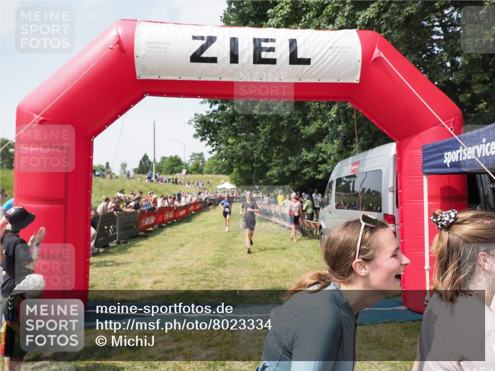 21.06.2025 - 27. Vierlanden-Triathlon MichiJ http://msf.ph/oto/8023334 15.06.2026 11:39:14 Ziel 489, 536, 621 meine-sportfotos.de