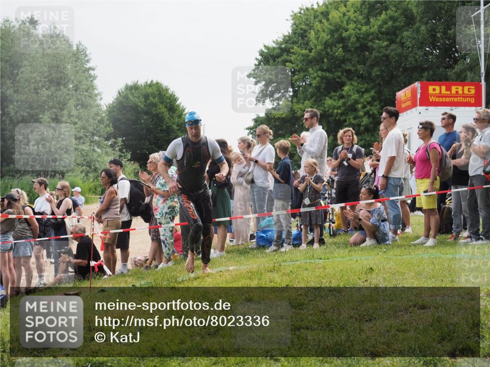 15.06.2025 - 27. Vierlanden-Triathlon KatJ http://msf.ph/oto/8023336 15.06.2025 10:56:21 Schwimmen 702, 716, 730 meine-sportfotos.de