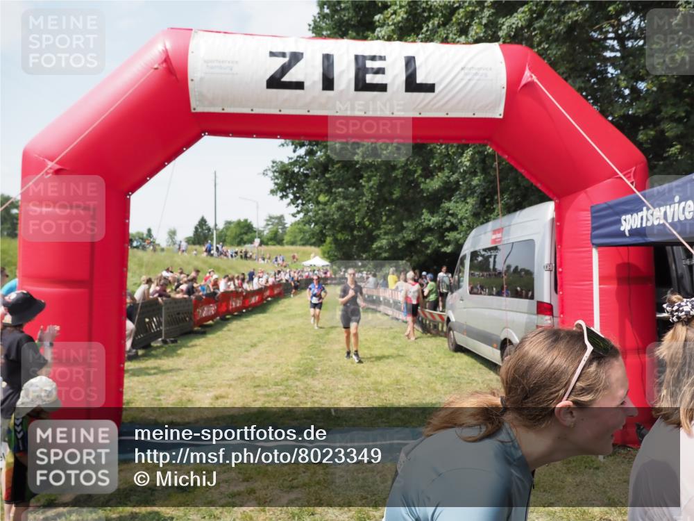 21.06.2025 - 27. Vierlanden-Triathlon MichiJ http://msf.ph/oto/8023349 15.06.2026 11:39:14 Ziel 489, 536, 621 meine-sportfotos.de