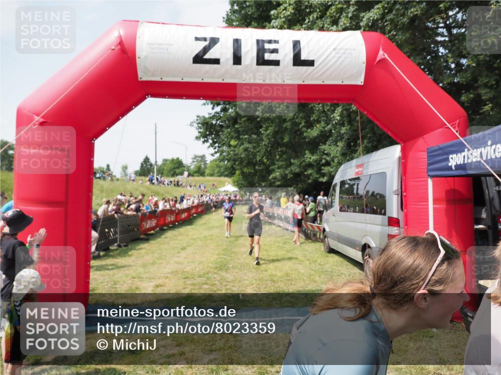 21.06.2025 - 27. Vierlanden-Triathlon MichiJ http://msf.ph/oto/8023359 15.06.2026 11:39:14 Ziel 489, 536, 621 meine-sportfotos.de