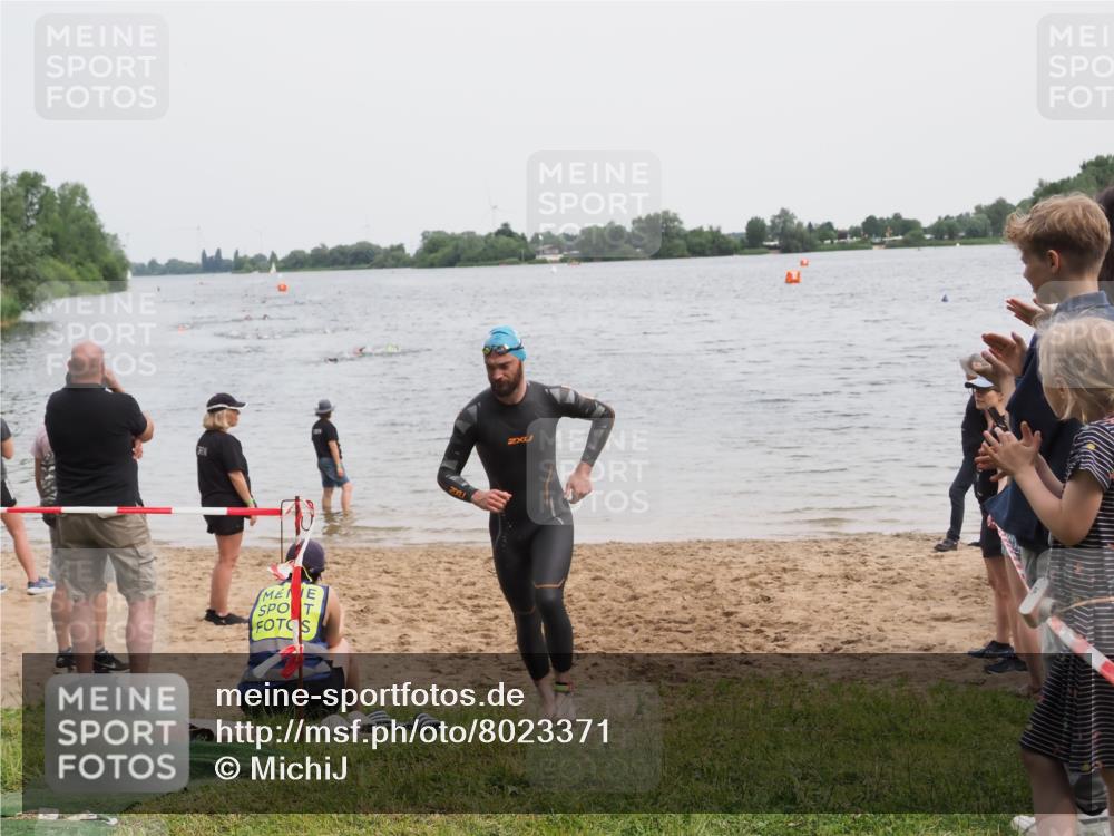 21.06.2025 - 27. Vierlanden-Triathlon MichiJ http://msf.ph/oto/8023371 15.06.2026 10:54:00 Schwimmen 650, 757 meine-sportfotos.de