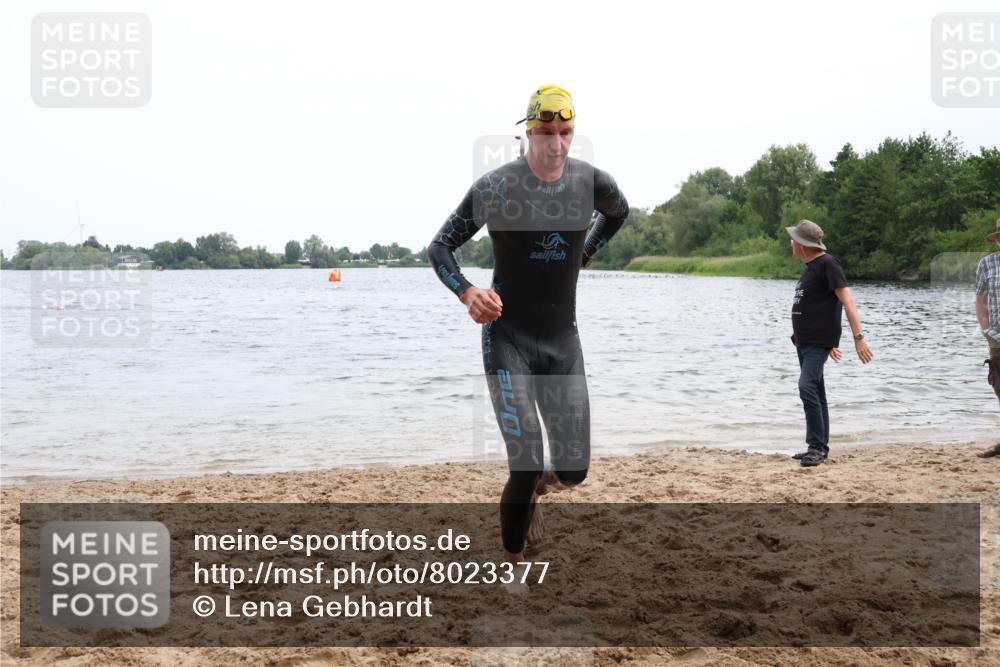 15.06.2025 - 27. Vierlanden-Triathlon Lena Gebhardt http://msf.ph/oto/8023377 15.06.2025 10:52:28 Schwimmen 682, 759 meine-sportfotos.de