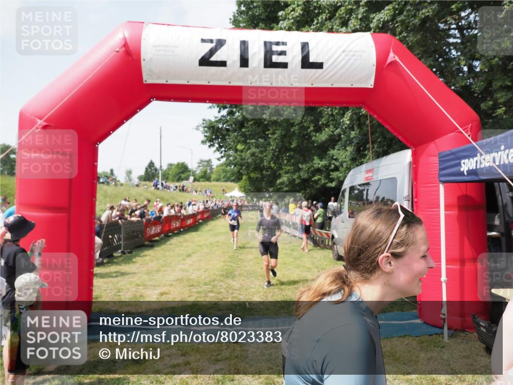 21.06.2025 - 27. Vierlanden-Triathlon MichiJ http://msf.ph/oto/8023383 15.06.2026 11:39:15 Ziel 489, 536, 621 meine-sportfotos.de