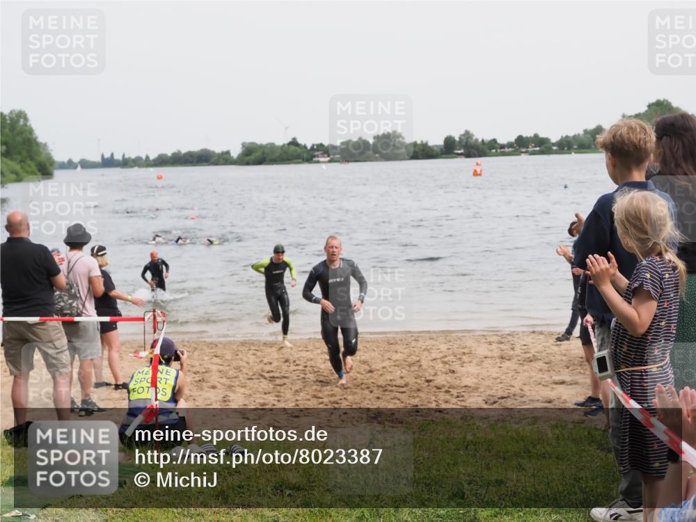 21.06.2025 - 27. Vierlanden-Triathlon MichiJ http://msf.ph/oto/8023387 15.06.2026 10:54:35 Schwimmen 695, 715, 749 meine-sportfotos.de