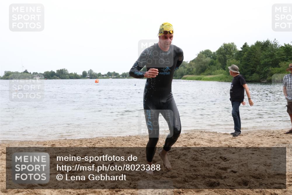 15.06.2025 - 27. Vierlanden-Triathlon Lena Gebhardt http://msf.ph/oto/8023388 15.06.2025 10:52:28 Schwimmen 682, 759 meine-sportfotos.de