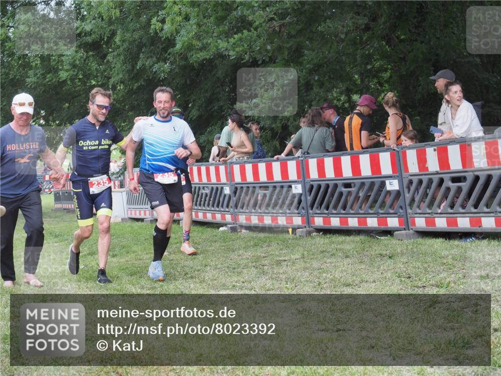 21.06.2025 - 27. Vierlanden-Triathlon KatJ http://msf.ph/oto/8023392 15.06.2025 13:23:25 Ziel 102, 235 meine-sportfotos.de