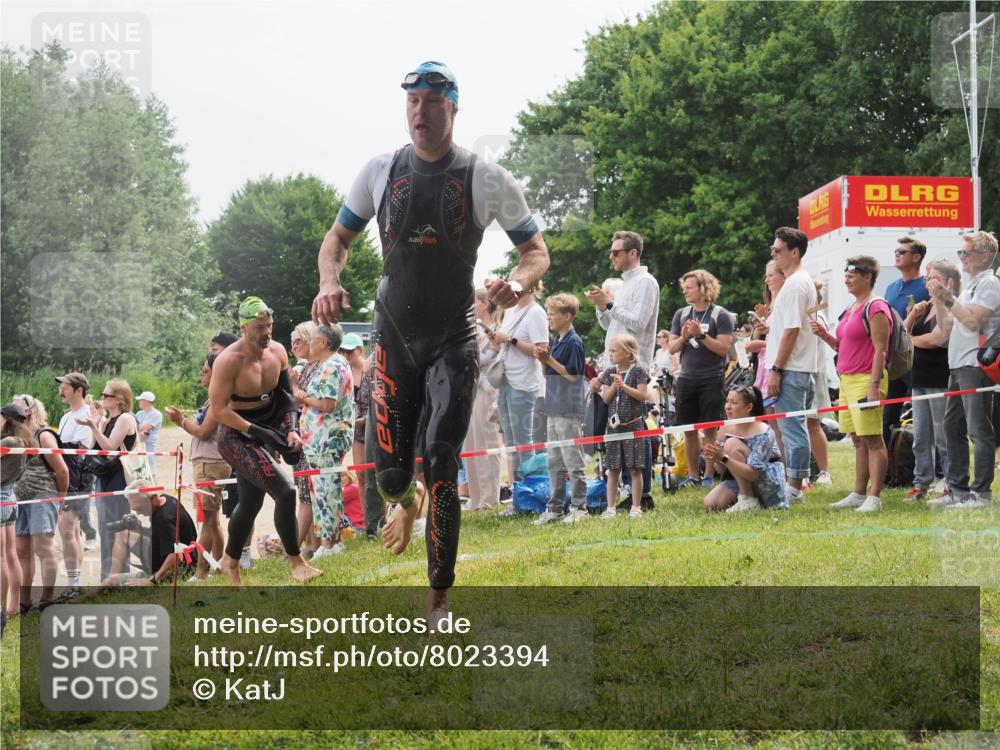 15.06.2025 - 27. Vierlanden-Triathlon KatJ http://msf.ph/oto/8023394 15.06.2025 10:56:23 Schwimmen 702, 716, 730 meine-sportfotos.de