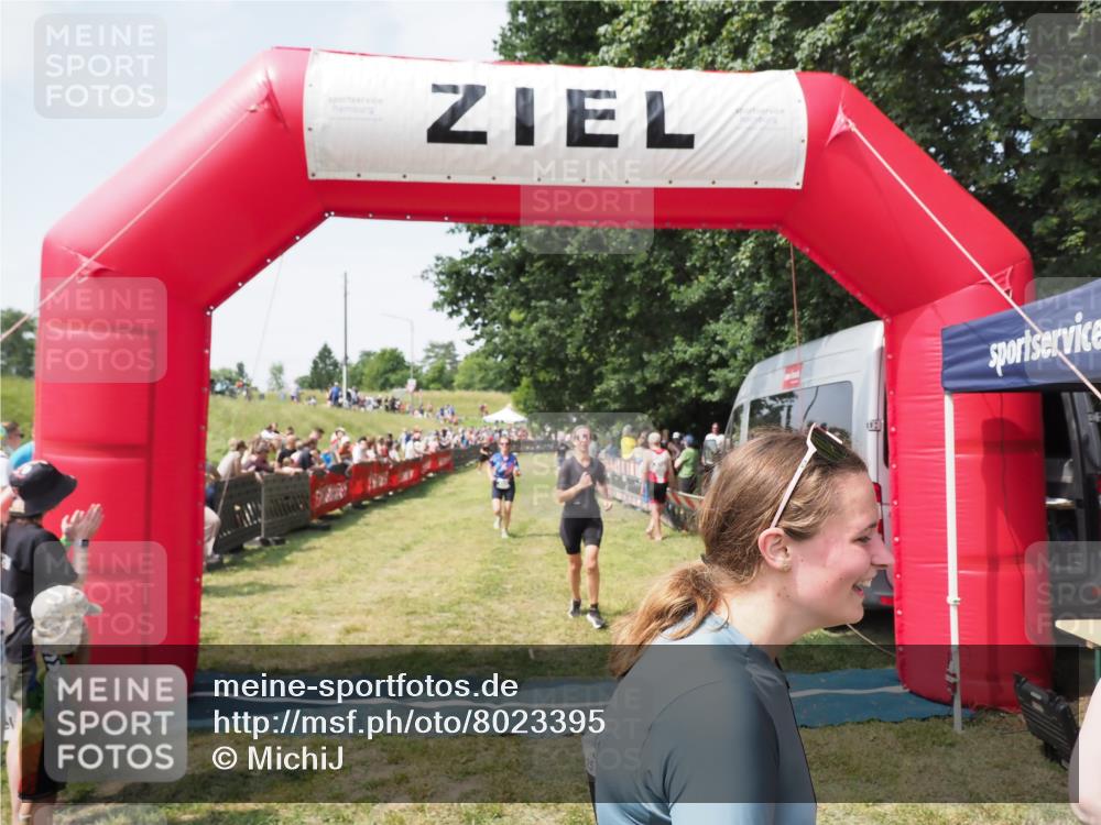 21.06.2025 - 27. Vierlanden-Triathlon MichiJ http://msf.ph/oto/8023395 15.06.2026 11:39:15 Ziel 489, 536, 621 meine-sportfotos.de