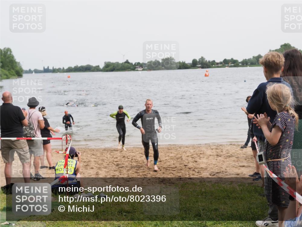 21.06.2025 - 27. Vierlanden-Triathlon MichiJ http://msf.ph/oto/8023396 15.06.2026 10:54:35 Schwimmen 695, 715, 749 meine-sportfotos.de