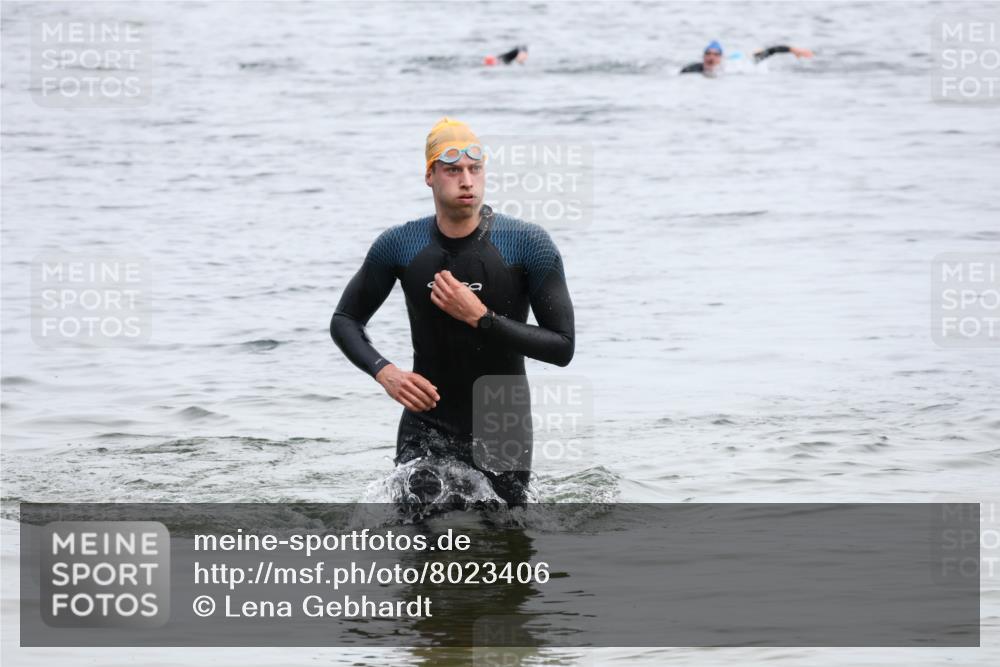 15.06.2025 - 27. Vierlanden-Triathlon Lena Gebhardt http://msf.ph/oto/8023406 15.06.2025 10:53:02 Schwimmen 638 meine-sportfotos.de