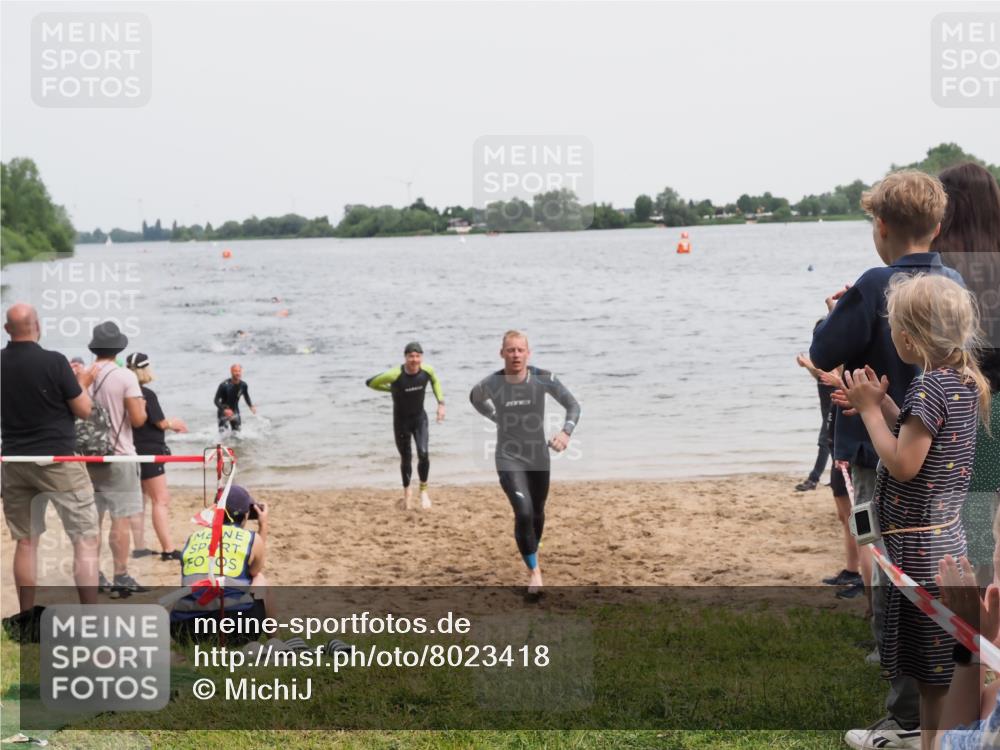 21.06.2025 - 27. Vierlanden-Triathlon MichiJ http://msf.ph/oto/8023418 15.06.2026 10:54:35 Schwimmen 695, 715, 749 meine-sportfotos.de
