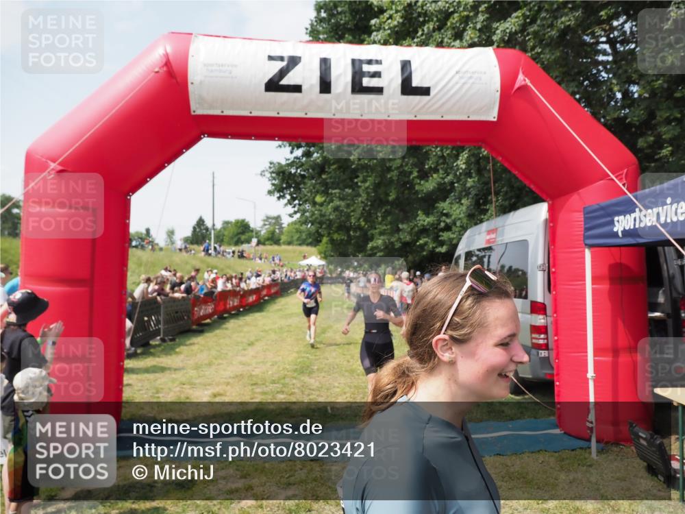 21.06.2025 - 27. Vierlanden-Triathlon MichiJ http://msf.ph/oto/8023421 15.06.2026 11:39:15 Ziel 489, 536, 621 meine-sportfotos.de
