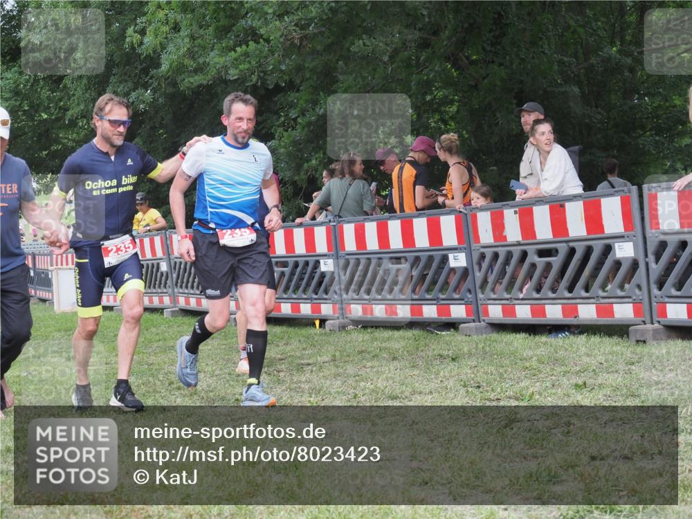 21.06.2025 - 27. Vierlanden-Triathlon KatJ http://msf.ph/oto/8023423 15.06.2025 13:23:26 Ziel 102, 235 meine-sportfotos.de