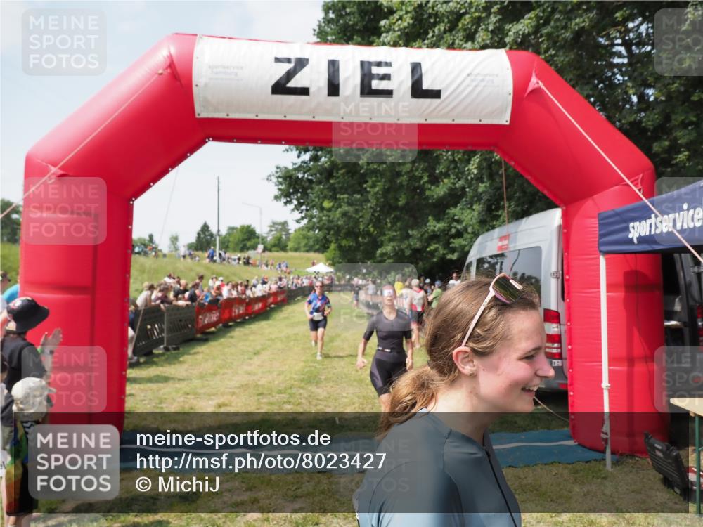 21.06.2025 - 27. Vierlanden-Triathlon MichiJ http://msf.ph/oto/8023427 15.06.2026 11:39:15 Ziel 489, 536, 621 meine-sportfotos.de