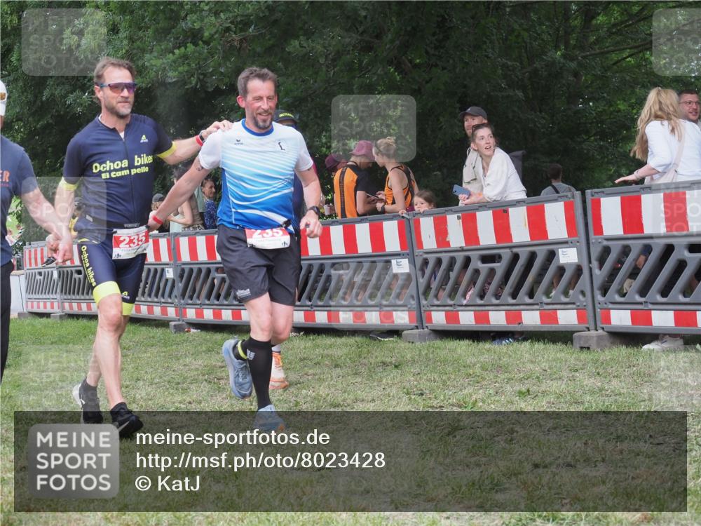 21.06.2025 - 27. Vierlanden-Triathlon KatJ http://msf.ph/oto/8023428 15.06.2025 13:23:26 Ziel 102, 235 meine-sportfotos.de