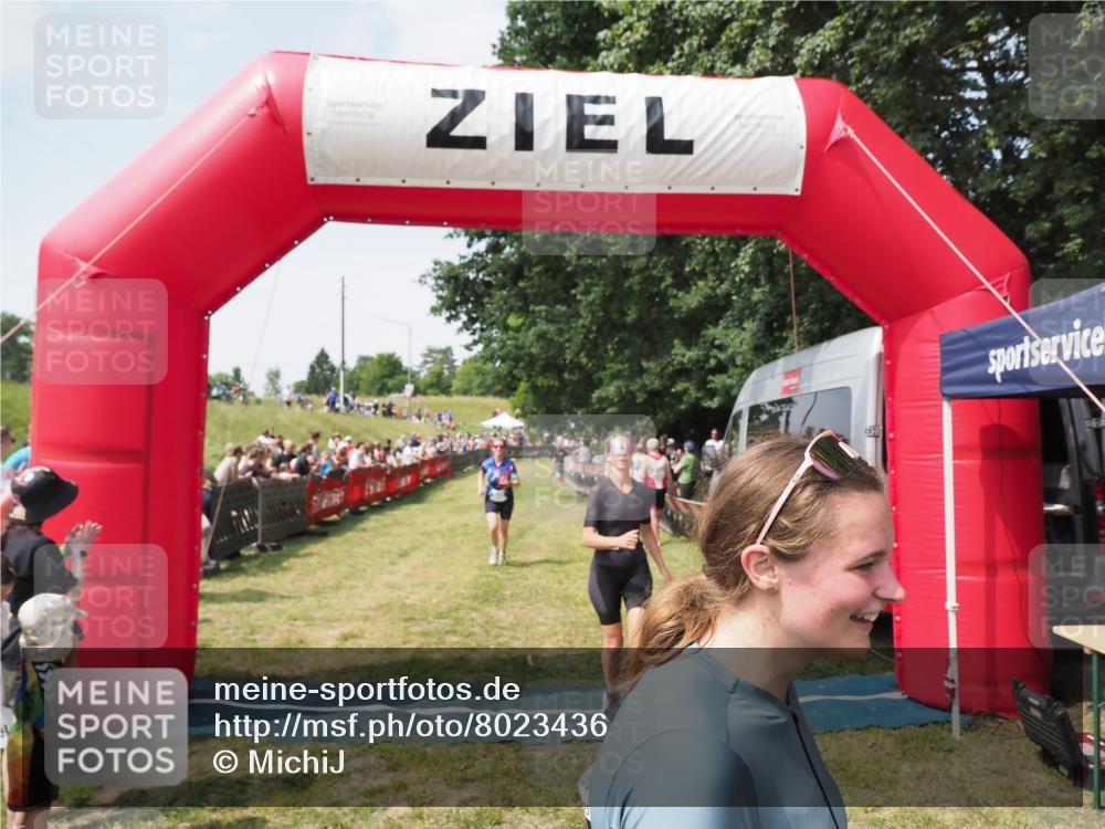 21.06.2025 - 27. Vierlanden-Triathlon MichiJ http://msf.ph/oto/8023436 15.06.2026 11:39:15 Ziel 489, 536, 621 meine-sportfotos.de