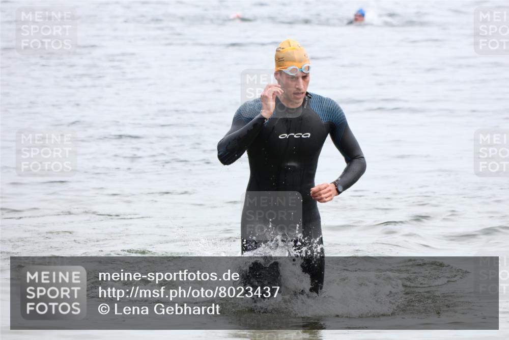 15.06.2025 - 27. Vierlanden-Triathlon Lena Gebhardt http://msf.ph/oto/8023437 15.06.2025 10:53:03 Schwimmen 638 meine-sportfotos.de
