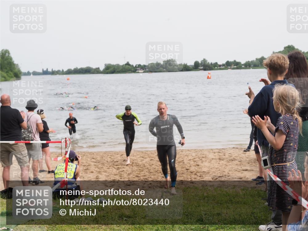 21.06.2025 - 27. Vierlanden-Triathlon MichiJ http://msf.ph/oto/8023440 15.06.2026 10:54:35 Schwimmen 695, 715, 749 meine-sportfotos.de