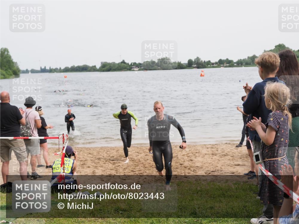 21.06.2025 - 27. Vierlanden-Triathlon MichiJ http://msf.ph/oto/8023443 15.06.2026 10:54:35 Schwimmen 695, 715, 749 meine-sportfotos.de