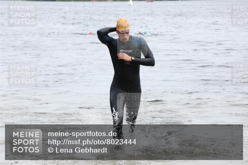 15.06.2025 - 27. Vierlanden-Triathlon Lena Gebhardt http://msf.ph/oto/8023444 15.06.2025 10:53:04 Schwimmen 638 meine-sportfotos.de