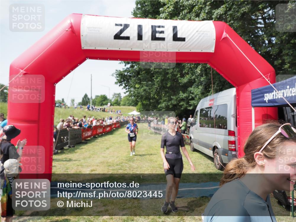 21.06.2025 - 27. Vierlanden-Triathlon MichiJ http://msf.ph/oto/8023445 15.06.2026 11:39:16 Ziel 489, 536, 621 meine-sportfotos.de
