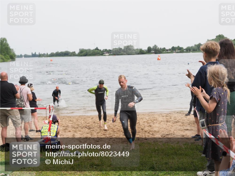21.06.2025 - 27. Vierlanden-Triathlon MichiJ http://msf.ph/oto/8023449 15.06.2026 10:54:36 Schwimmen 695, 713, 715, 749 meine-sportfotos.de
