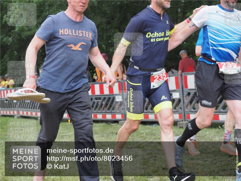 21.06.2025 - 27. Vierlanden-Triathlon KatJ http://msf.ph/oto/8023456 15.06.2025 13:23:27 Ziel 102, 235 meine-sportfotos.de
