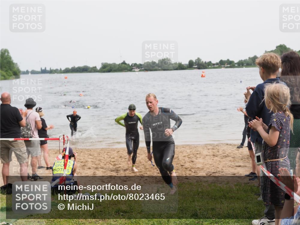 21.06.2025 - 27. Vierlanden-Triathlon MichiJ http://msf.ph/oto/8023465 15.06.2026 10:54:36 Schwimmen 695, 713, 715, 749 meine-sportfotos.de