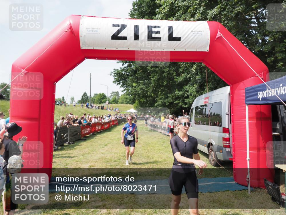 21.06.2025 - 27. Vierlanden-Triathlon MichiJ http://msf.ph/oto/8023471 15.06.2026 11:39:17 Ziel 489, 536 meine-sportfotos.de